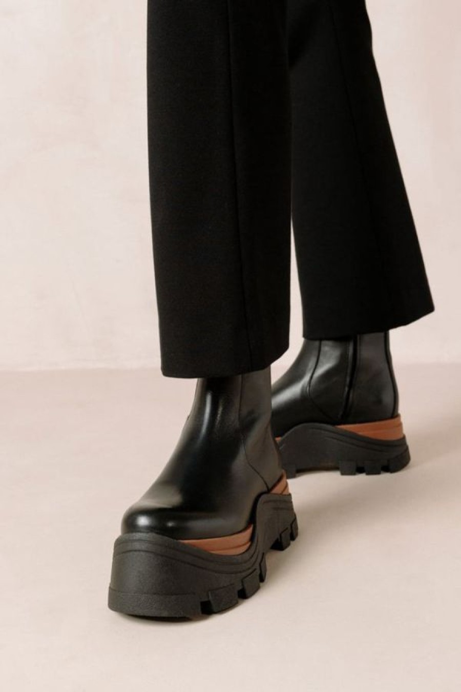 Alohas Sapphire Nutty Leather Ankle Boots | Black New